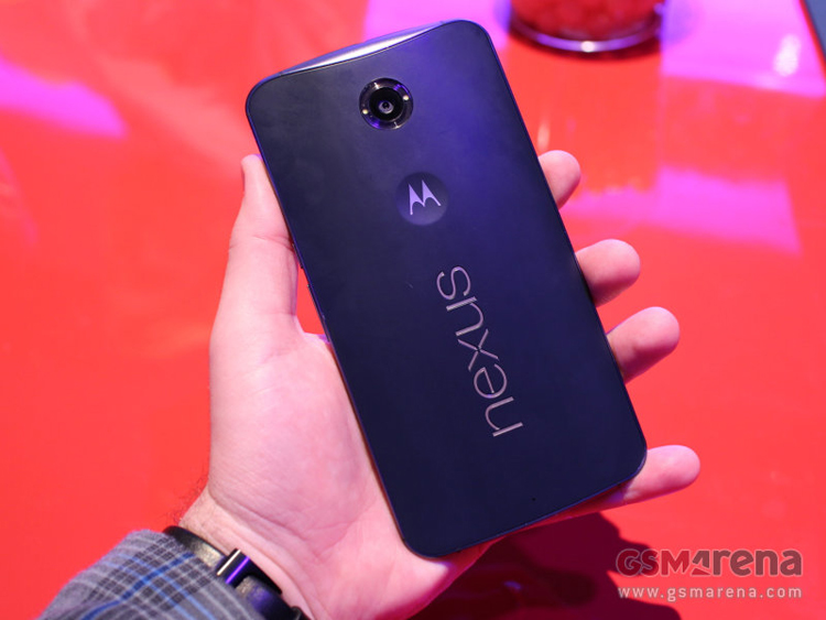 Chiếc smartphone Nexus 6 chạy hệ điều hành Android 5.0 Lollipop mới nhất và sẽ có sẵn trong hai phiên bản 32GB và 64GB.
