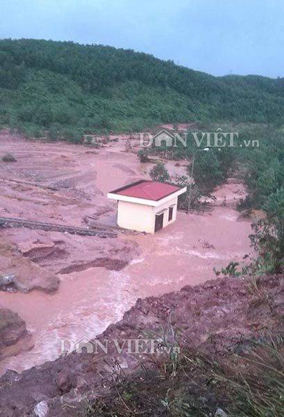 Quảng Ninh: Vỡ đập, khu dân cư chìm trong nước - 2