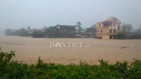 Ảnh: Nước cuồn cuộn càn quét khu dân cư ở Quảng Ninh - 1