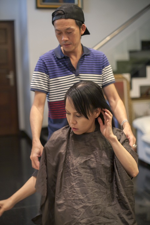 Hoài Linh trổ tài cắt tóc cho Việt Hương - 1