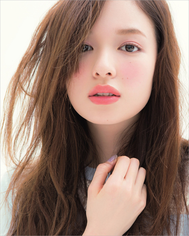 Enrika Mori sinh năm 1988. Cô là người mẫu theo phong cách ngây thơ nổi tiếng nhất Nhật Bản.
