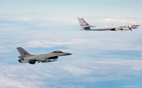 Oanh tạc cơ Nga hoạt động bất thường trên bầu trời NATO - 1