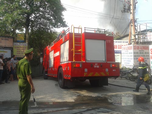 HN: Cháy lớn ở xưởng gỗ, cột khói bốc cao nghi ngút - 2