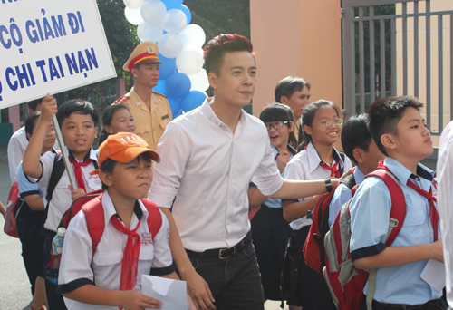 Ngô Kiến Huy bị khán giả nhí "bao vây" - 1