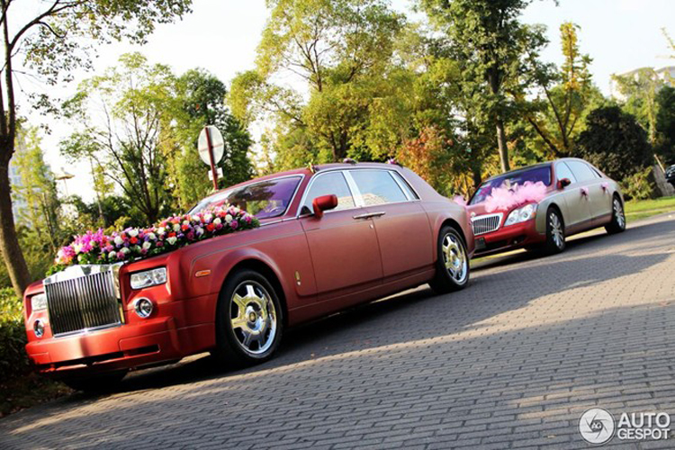 Hai chiếc Rolls-Royce Phantom và Maybach làm xe hoa xuất hiện trên trang chuyên về siêu xe Autogespot của Hà Lan.
