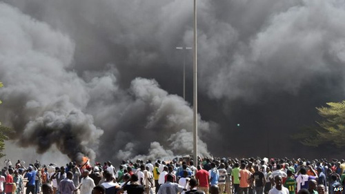 Burkina Faso: Dân nổi giận đốt rụi nhà Quốc hội - 1
