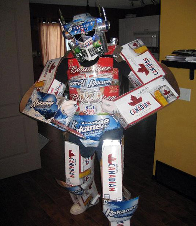 Robot tạo thành từ vỏ hộp bánh
