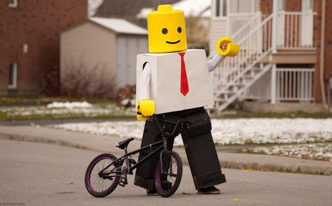 Lego dạo phố ngày Halloween
