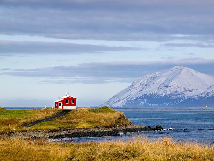 Ngôi nhà nhỏ xinh màu đỏ nổi bật giữa mùa đông lạnh giá ở Iceland.
