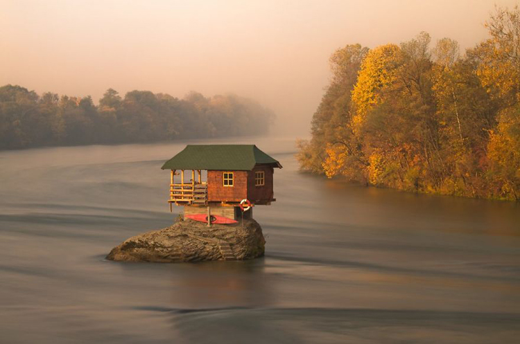 Ngôi nhà trên mỏm đá giữa dòng sông Drina, gần thị trấn Bajina Basta, Serbia.
