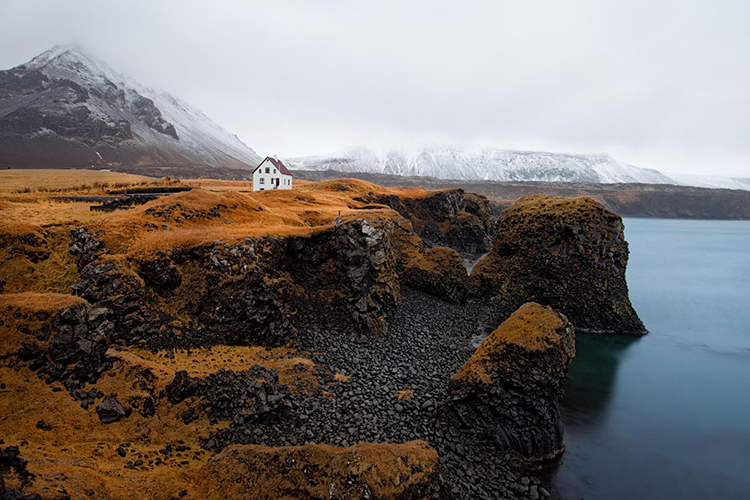 Thêm một ngôi nhà cô độc nữa tại Arnarstapi, Iceland.
