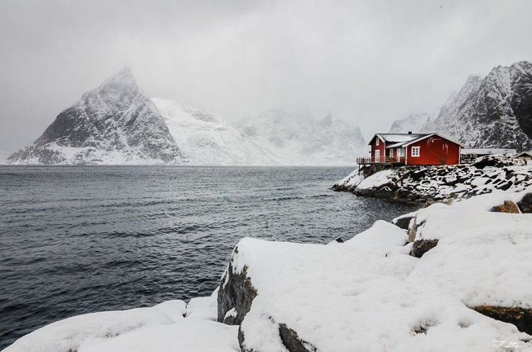Ngôi nhà màu đỏ nổi bật giữa không gian phủ đầy tuyết trắng ở Na Uy.
