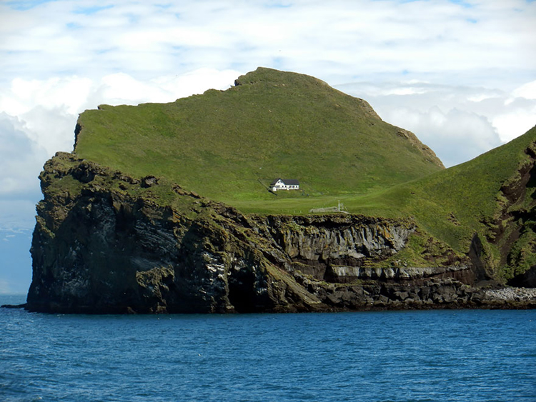 Rất nhiều người mơ ước được sống trong ngôi nhà này, để tận hưởng không gian yên bình giữa đại dương xanh bao của hòn đảo Elliđaey, Iceland.
