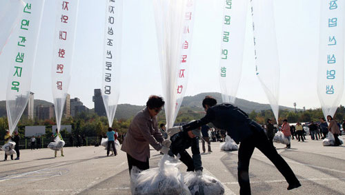 Dân Hàn Quốc thả hơn 1 triệu truyền đơn sang Triều Tiên - 1
