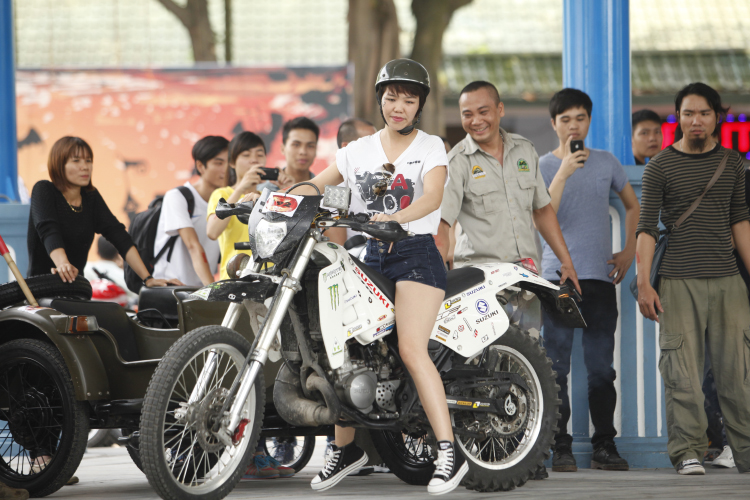 Một nữ biker chuẩn bị trình diễn
