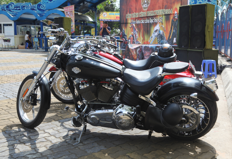 Rất nhiều mẫu xe khủng đã tề tựu trong lễ hội Halloween ở Hà Nội, đặc biệt là dòng Harley-Davidsion
