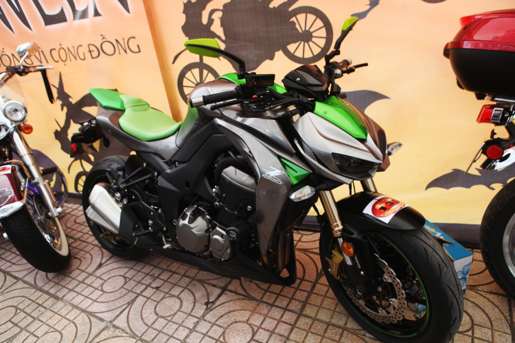 Kawasaki Z1000 với màu xanh lá khá nổi bật

