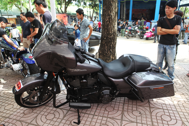 Một chiếc Harley-Davidson màu đen mờ khá hầm hố
