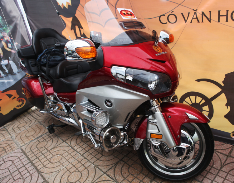 Hội mô tô phân khối lớn Hà Nội góp mặt với bộ đôi Honda Goldwing 1800 và Honda K1300.
