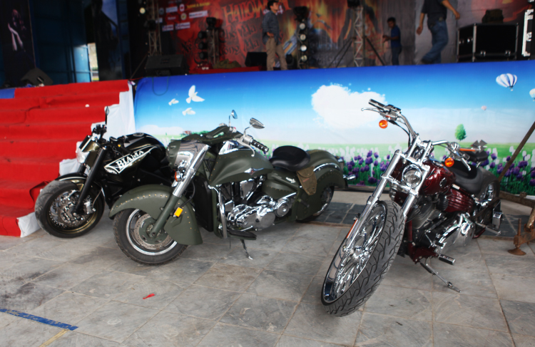 Harley-Davidson Vulcan độ phong cách nhà binh với động cơ độ lại dung tích 2.100cc.
