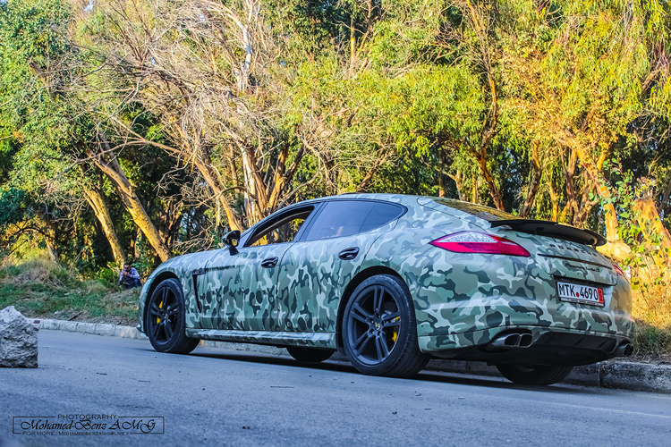 Nhìn bên ngoài, chiếc Porsche Panamera Turbo S tạo sự khác biệt so với phiên bản tiêu chuẩn bởi bộ la-zăng 20 inch có tên Turbo II, cùng với thiết kế cản trước và sau rộng hơn.
