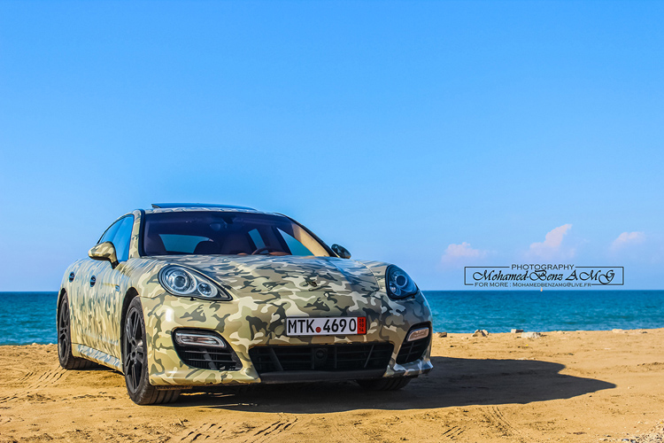 Toàn bộ ngoại thất của chiếc Porsche Panamera Turbo S đều được phủ một màu rằn ri theo phong cách quân đội.
