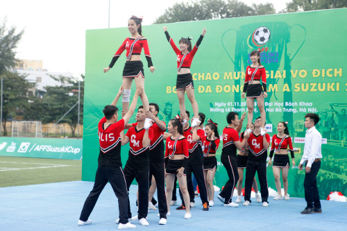 Hoạt náo viên xinh đẹp trên SVĐ Bách Khoa - 3