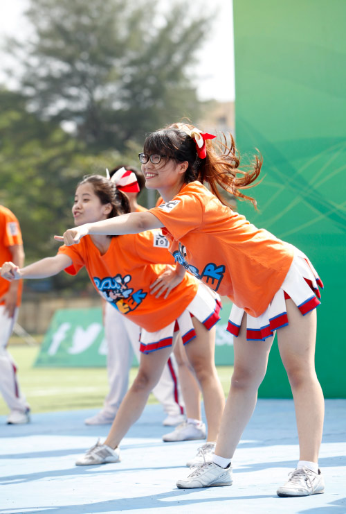 Hoạt náo viên xinh đẹp trên SVĐ Bách Khoa - 5