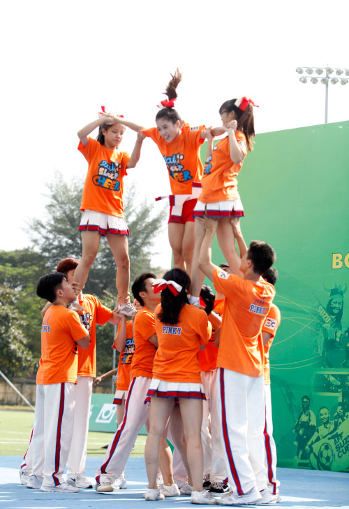 Hoạt náo viên xinh đẹp trên SVĐ Bách Khoa - 6