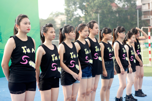 Hoạt náo viên xinh đẹp trên SVĐ Bách Khoa - 2
