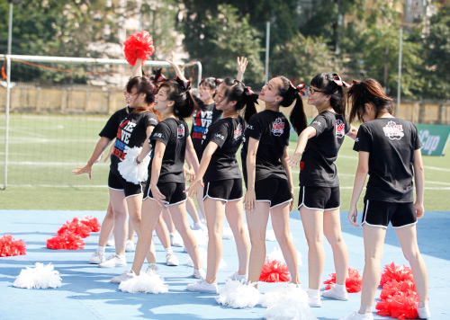 Hoạt náo viên xinh đẹp trên SVĐ Bách Khoa - 7