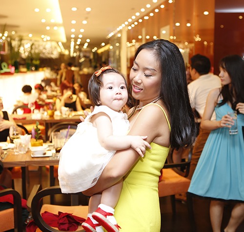 Đoan Trang bế con gái dự tiệc sinh nhật con Xuân Lan - 1