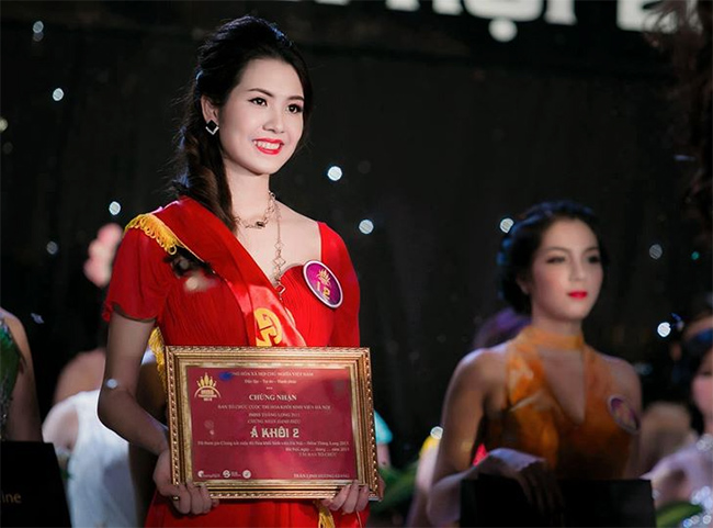 Và giành giải Á khôi&nbsp;cuộc thi Sinh viên Hà Nội 2013, giải nhì Duyên dáng áo dài 1213
