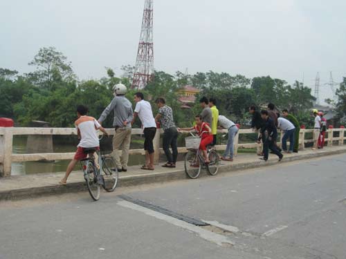 Thai phụ lao cả người và xe máy xuống sông tự tử - 1