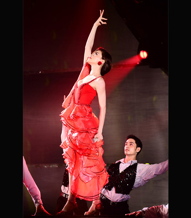 Được mệnh danh là 'nữ hoàng giải trí' của showbiz Việt, mỗi khi xuất hiện trên sân khấu, Hồ Ngọc Hà luôn khiến người xem đi từ bất ngờ này đến bất ngờ khác qua những màn dàn dựng, biểu dienx hoành tráng.
