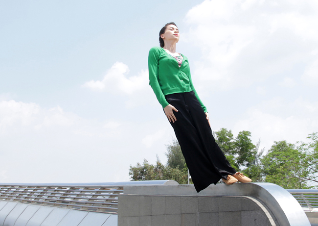 Thơì gian này, Hà Hồ cũng đang tập luyện hết mình, nhằm chuẩn bị cho những tiết mục mạo hiểm không kém, hứa hẹn sẽ tạo bất ngờ cho người xem trong đêm nhạc kỷ niệm 10 năm ca hát vào ngày 20/11 tới.
