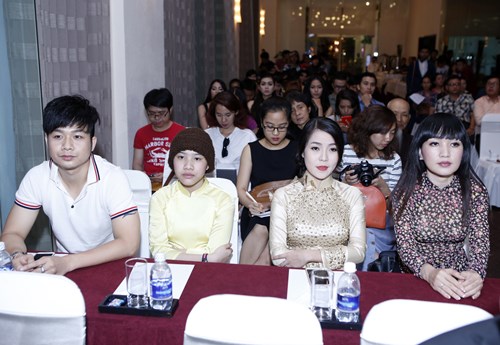 Mẹ Quang Lê về nước xem liveshow 4 tỷ của con trai - 9