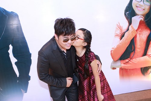 Mẹ Quang Lê về nước xem liveshow 4 tỷ của con trai - 2