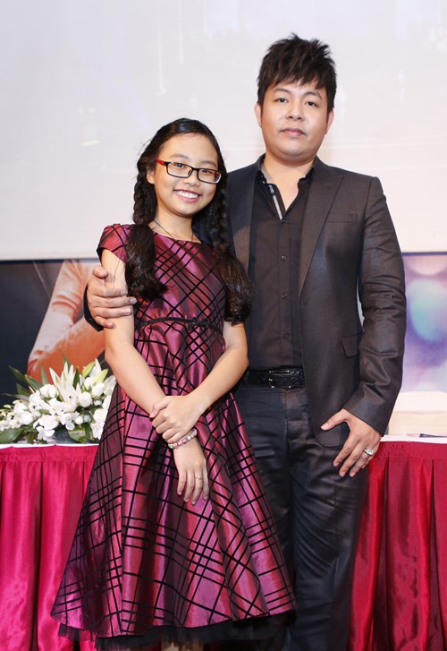 Mẹ Quang Lê về nước xem liveshow 4 tỷ của con trai - 4