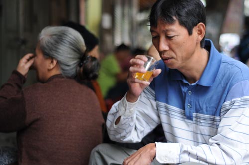 Ảnh: Người HN đón gió lạnh đầu mùa với áo khoác, khăn len - 10