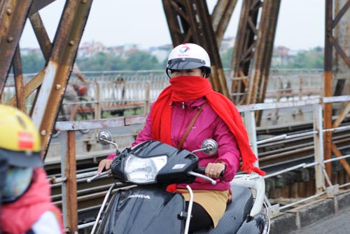 Ảnh: Người HN đón gió lạnh đầu mùa với áo khoác, khăn len - 2