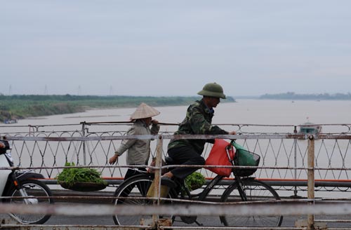 Ảnh: Người HN đón gió lạnh đầu mùa với áo khoác, khăn len - 5