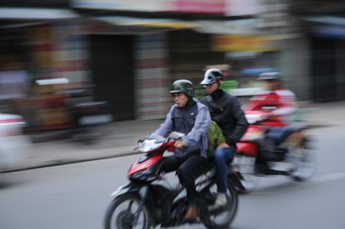 Ảnh: Người HN đón gió lạnh đầu mùa với áo khoác, khăn len - 6
