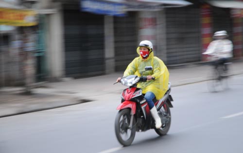 Ảnh: Người HN đón gió lạnh đầu mùa với áo khoác, khăn len - 7