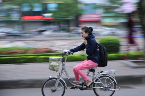 Ảnh: Người HN đón gió lạnh đầu mùa với áo khoác, khăn len - 8