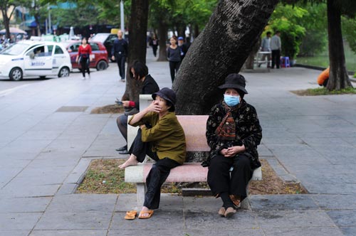 Ảnh: Người HN đón gió lạnh đầu mùa với áo khoác, khăn len - 9