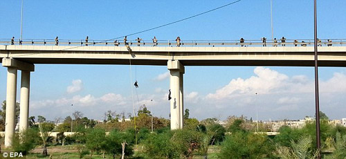 IS ngang nhiên luyện binh trên cầu cao tốc - 2