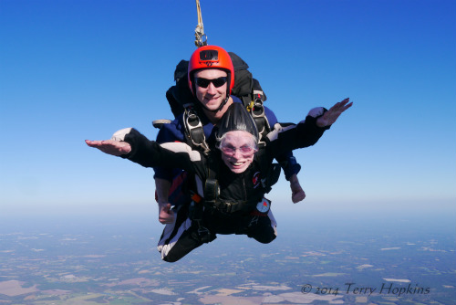 "Bái phục" cụ bà nhảy dù mừng sinh nhật tuổi 84 - 2