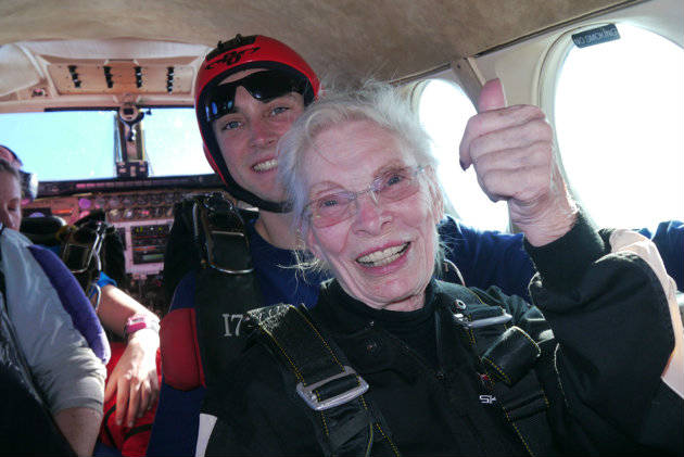 "Bái phục" cụ bà nhảy dù mừng sinh nhật tuổi 84 - 1