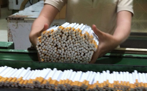 Tiêu thụ 5 tỷ bao thuốc lá 1 năm: Sẽ tăng thuế? - 1